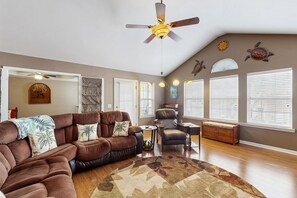 TV - Charming condo with screened-in porch, W/D, pool - close to beach & golf (Murrells Inlet)