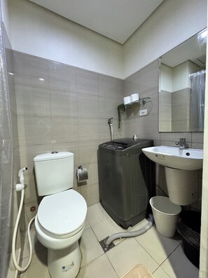 Shower, hair dryer, bidet, towels - Modern 1 bed room near Airport & SM Mall of Asia (Pasay)