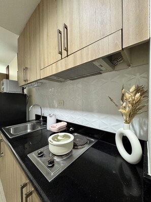 Private kitchen - Modern 1 bed room near Airport & SM Mall of Asia (Pasay)