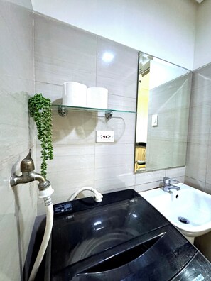 Shower, hair dryer, bidet, towels - Modern 1 bed room near Airport & SM Mall of Asia (Pasay)