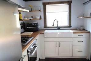 Fridge, oven, stovetop, coffee/tea maker