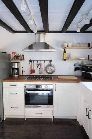 Fridge, oven, stovetop, coffee/tea maker