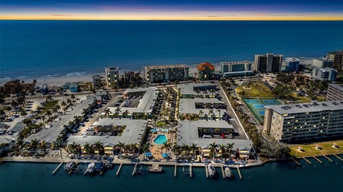 2BR/1BA ground floor condo•Indian Shores•30ft to beach•Private patio•Heated Pool