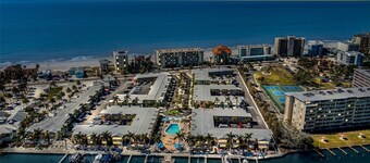 2BR/1BA ground floor condo•Indian Shores•30ft to beach•Private patio•Heated Pool
