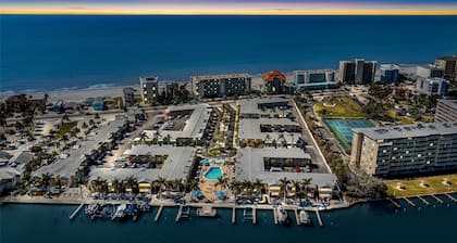 2BR/1BA ground floor condoâąIndian Shoresâą30ft to beachâąPrivate patioâąHeated Pool