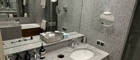 Séchoir à cheveux, serviettes fournies, savon, papier de toilette