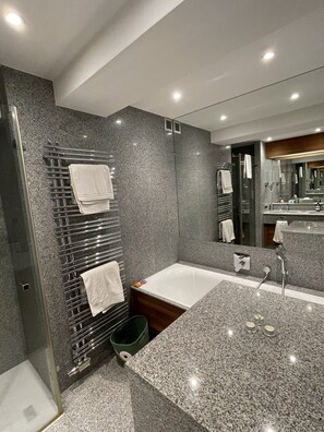 Hair dryer, towels, soap, toilet paper - Elegant Vienna Retreat | 1BD Apartment City Center (Wien)