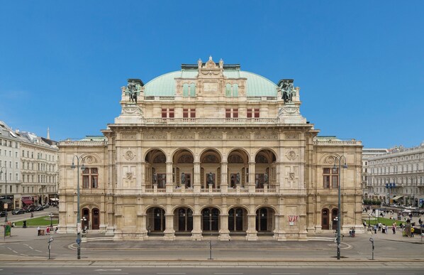 Un grand bâtiment imposant, richement décoré, doté d’un dôme central et de nombreuses arcades.