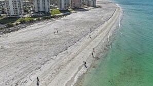 Una spiaggia con alti edifici sullo sfondo.