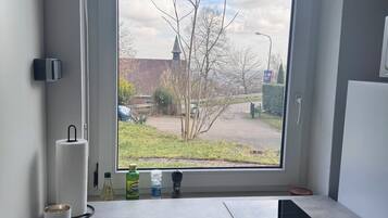 Kühlschrank, Mikrowelle, Herdplatte, Geschirrspüler