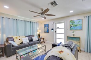 TV, books - 5 Mi to Beaches! Family Home in Fort Lauderdale (Fort Lauderdale)