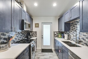 Fridge, microwave, stovetop, dishwasher - Sun-Drenched Sanctuary Near Las Olas & Beaches! (Fort Lauderdale)