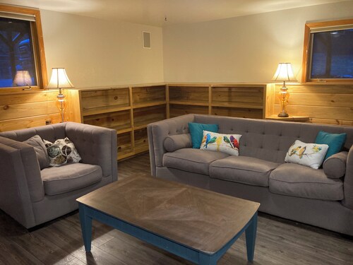 Private 1bd/1ba suite in the forest close to town