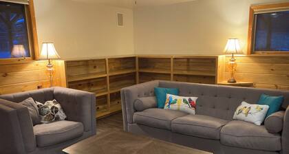 Private 1bd/1ba suite in the forest close to town