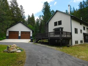 Une maison à deux étages avec un garage et une terrasse.