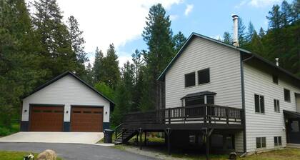 Private 1bd/1ba suite in the forest close to town