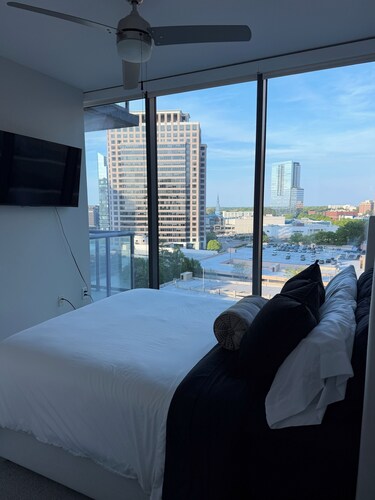 Cozy high rise in Buckhead with city view