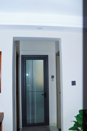 Appartement, balcon, vue ville | Intérieur