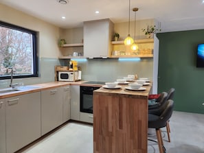 Refrigerador, microondas, horno y parrilla de estufa 