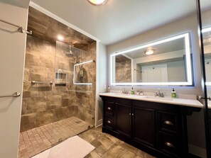 Shower, jetted bath, hair dryer, towels - NEW! 8 bedrooms-Sleeps 20-2 Kitchens-Kayak-Rope Swing-Game Room-Easy Parking (Osage Beach)