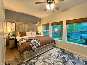 8 bedrooms, desk, free WiFi, bed sheets - NEW! 8 bedrooms-Sleeps 20-2 Kitchens-Kayak-Rope Swing-Game Room-Easy Parking (Osage Beach)