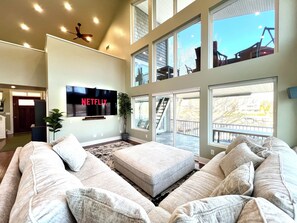 Smart TV, video games, ping pong, books - NEW! 8 bedrooms-Sleeps 20-2 Kitchens-Kayak-Rope Swing-Game Room-Easy Parking (Osage Beach)