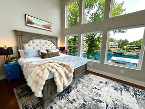 8 bedrooms, desk, free WiFi, bed sheets - NEW! 8 bedrooms-Sleeps 20-2 Kitchens-Kayak-Rope Swing-Game Room-Easy Parking (Osage Beach)