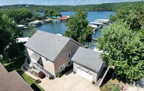 Exterior - NEW! 8 bedrooms-Sleeps 20-2 Kitchens-Kayak-Rope Swing-Game Room-Easy Parking (Osage Beach)