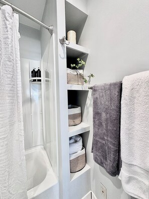 Secadora de cabello, toallas, jabón, papel de baño 