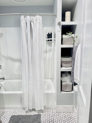 Hair dryer, towels, soap, toilet paper - Modern Spa Hot Tub Lake Access Clean townhome (Cleveland)