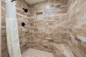 Dusche, Haartrockner, Handtücher, Shampoo