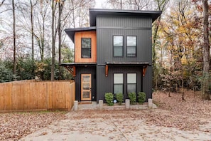 Exterior - Modern Cabin Vibes – 10 Min to Uptown + Airport (Charlotte)