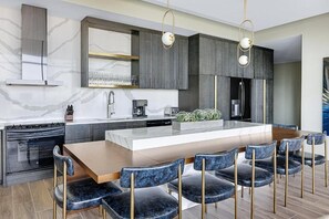 Fridge, microwave, oven, stovetop - Club Wyndham Margaritaville Inspired Luxury in a Deluxe unit in Atlanta (Alanta)
