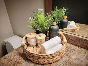 Hair dryer, towels, soap, toilet paper - Elite Game Room House: Pool Table & Indoor Putting (Minneapolis)