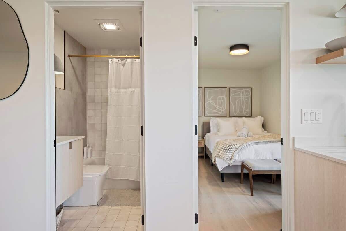 Tabla de planchar con plancha, wifi y ropa de cama 