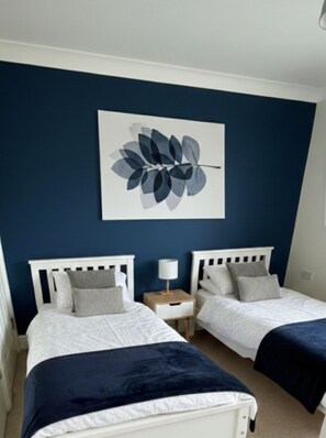 Een bureau, wifi, beddengoed