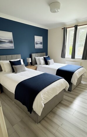 Een bureau, wifi, beddengoed