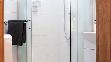 Secador de pelo, toallas, jabón, papel higiénico