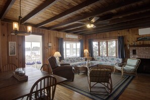 TV - Pet Friendly Water Front Cottage Sleeping 8 with Kayaks and More Free Activities (Ocean View)