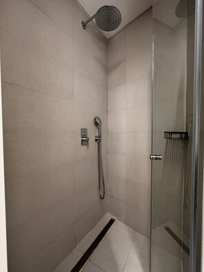 Shower, hair dryer, towels, soap - Stylish Lisbon Stay, Renovated Gem in Bairro Alto with A/C and one Bedroom (Lisboa)