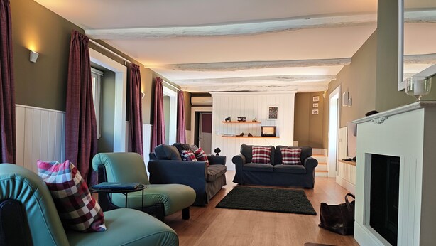 Ein Wohnzimmer mit Kamin, Sofas und Couchtisch.