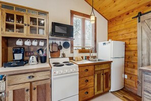 Private kitchen - Charming cabin in Big Fork, pet friendly, firepit, 5 min to Lake, fly-fishing (Bigfork)