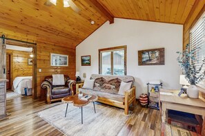 Living area - Charming cabin in Big Fork, pet friendly, firepit, 5 min to Lake, fly-fishing (Bigfork)