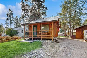 Exterior - Charming cabin in Big Fork, pet friendly, firepit, 5 min to Lake, fly-fishing (Bigfork)