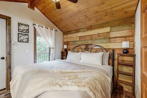 Room - Charming cabin in Big Fork, pet friendly, firepit, 5 min to Lake, fly-fishing (Bigfork)