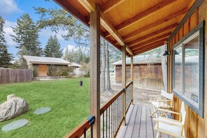 Terrace/patio - Charming cabin in Big Fork, pet friendly, firepit, 5 min to Lake, fly-fishing (Bigfork)