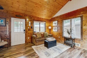 Living area - Charming cabin in Big Fork, pet friendly, firepit, 5 min to Lake, fly-fishing (Bigfork)