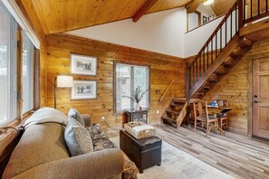 Living area - Enjoy two separate cabins, pet friendly, firepit, 5 min to Lake, fly-fishing (Bigfork)