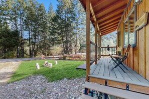 Terrace/patio - Enjoy two separate cabins, pet friendly, firepit, 5 min to Lake, fly-fishing (Bigfork)