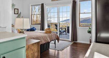 The Overlook Couples Tiny Cabin-HotTub-Firepit. Best view in the Finger Lakes!